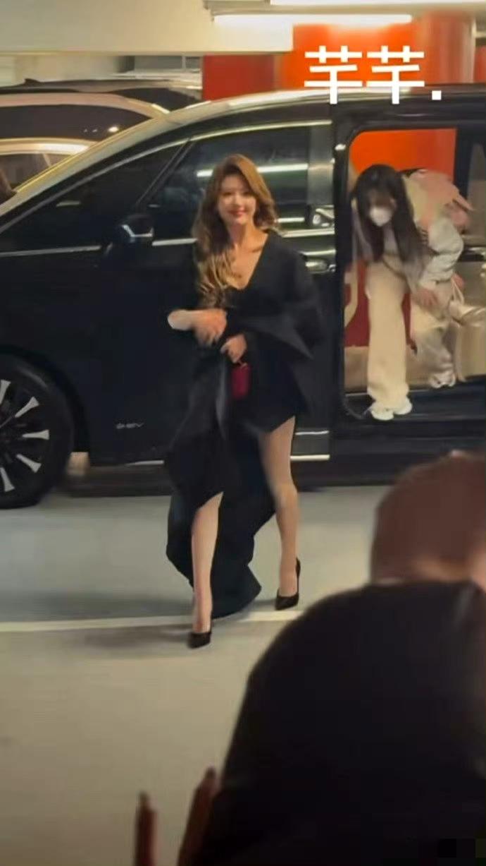 赵露思杀疯了！金发红唇配黑裙，这大长腿直接美上热搜赵露思的活动造型又杀