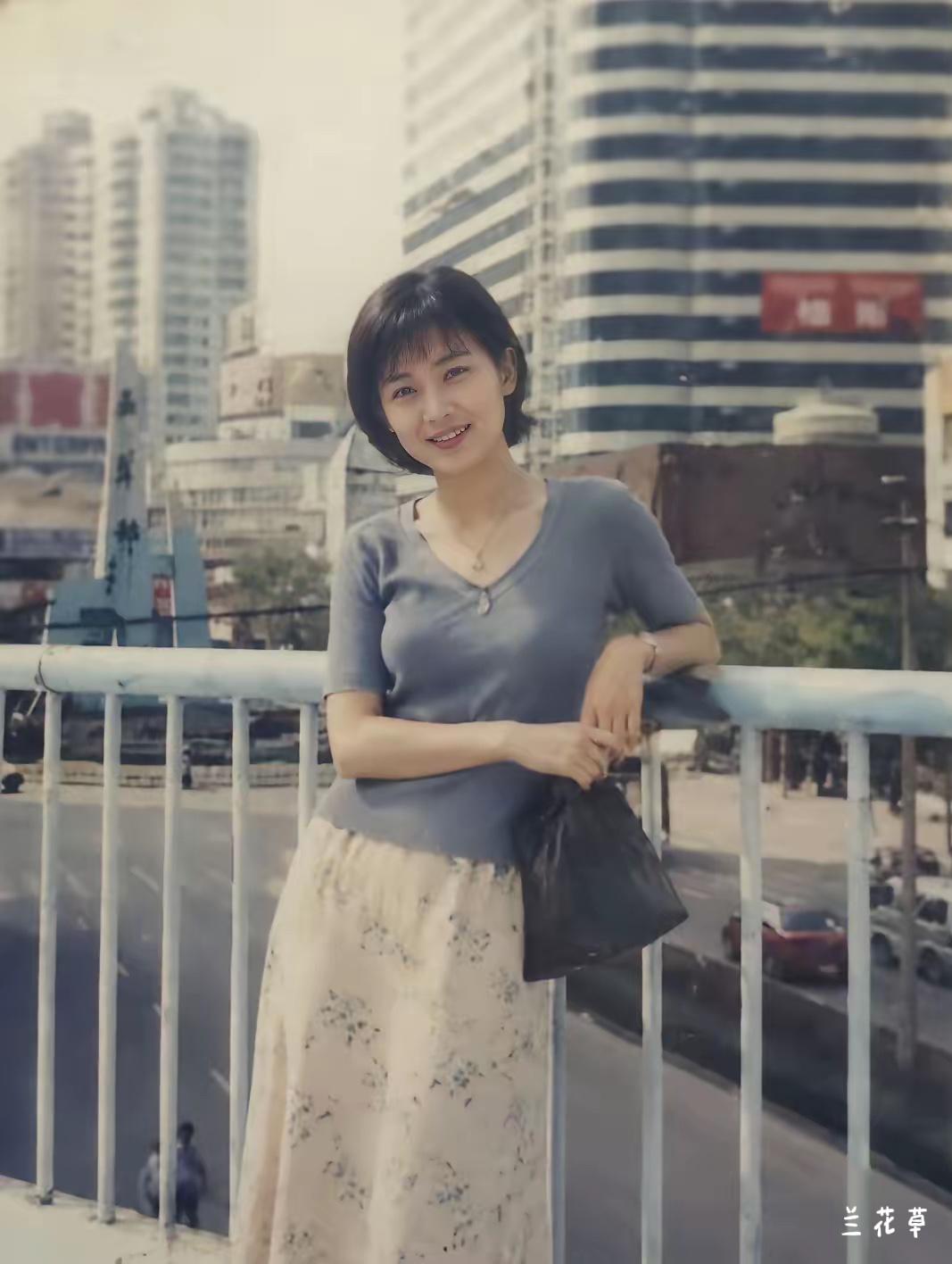 高圆圆1996年的旧照。当时17岁的她还是高二学生，短发造型超有邻家少女感。