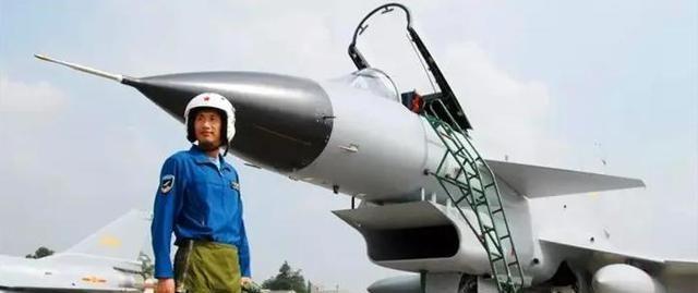 2004年7月1日，飞行员梁万俊执行试飞任务时，刚驾驶“枭龙-4”爬升至1200