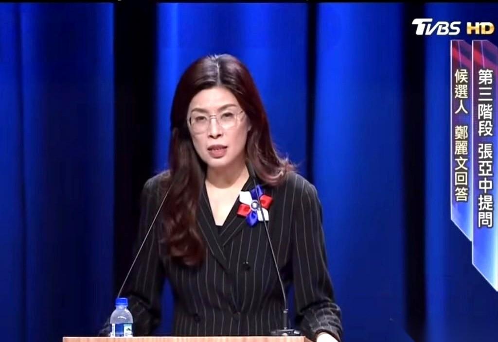 不玩了，桌子一掀，不跟你玩了。郑丽文在辩论台上正说得厉害，气势也足，网上喜欢