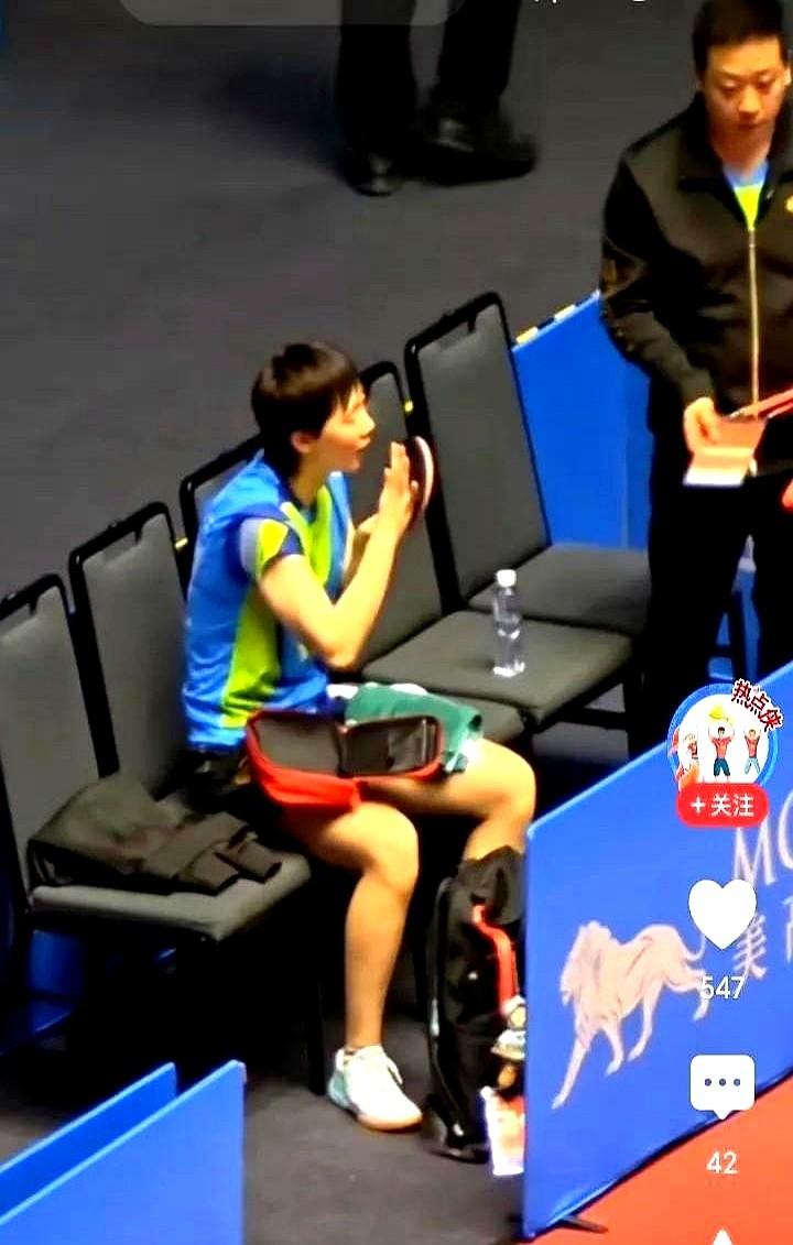 把工具当战友王曼昱赛后先擦再亲那块89克的W968，我觉得这不是矫情，是把吃