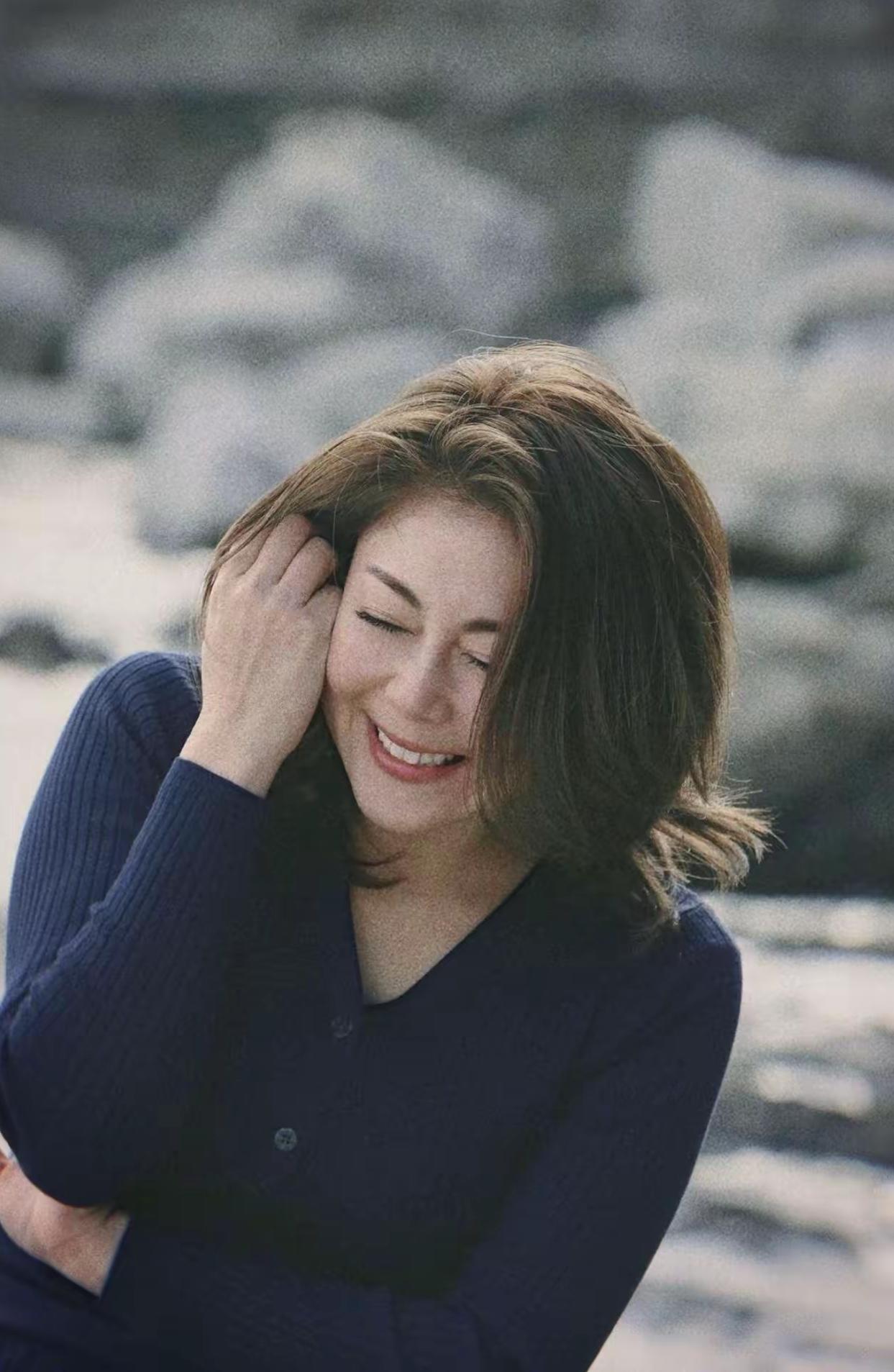 中年美妇，海边漫步，微风拂面，笑靥如花。成熟的美，令人心动。气质中年美少女温柔