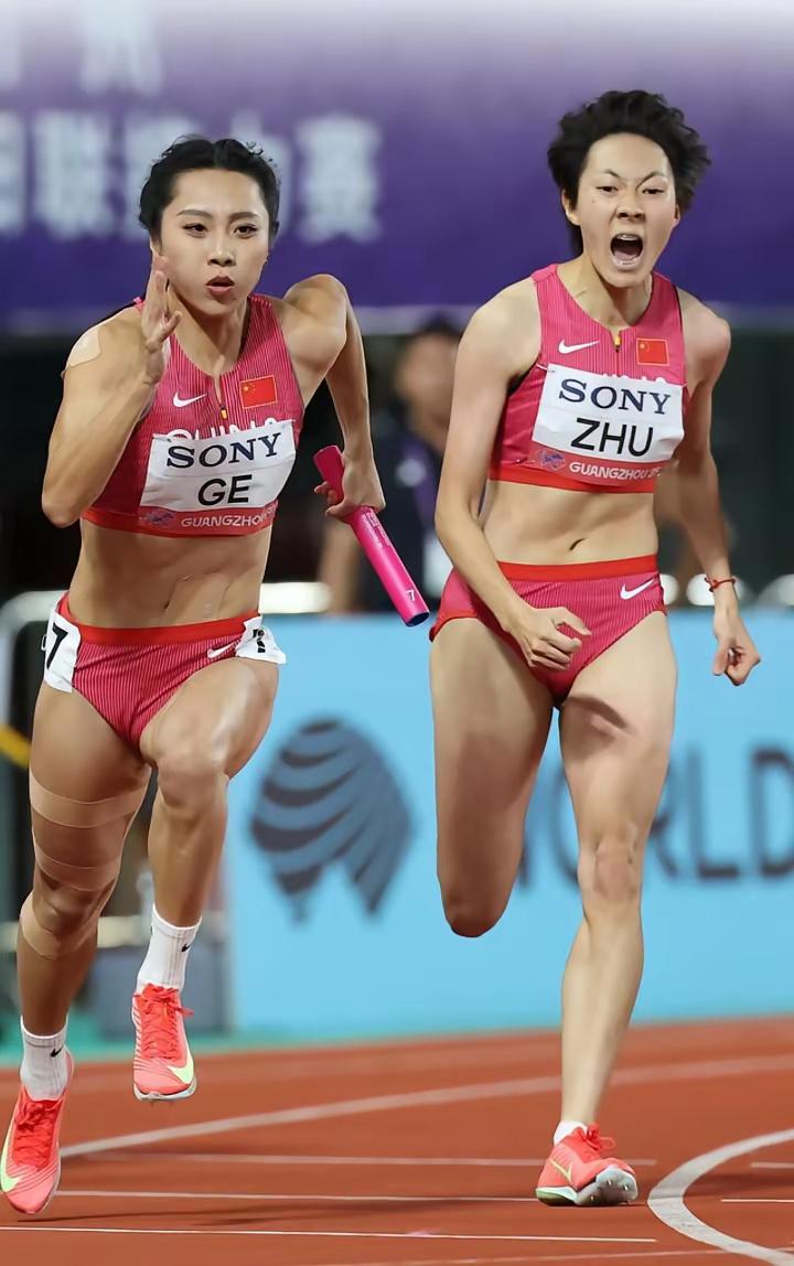 国家女子短跑接力后继有人了姑娘们都很棒但是，第三棒朱俊颖的确跑的最好，无论是