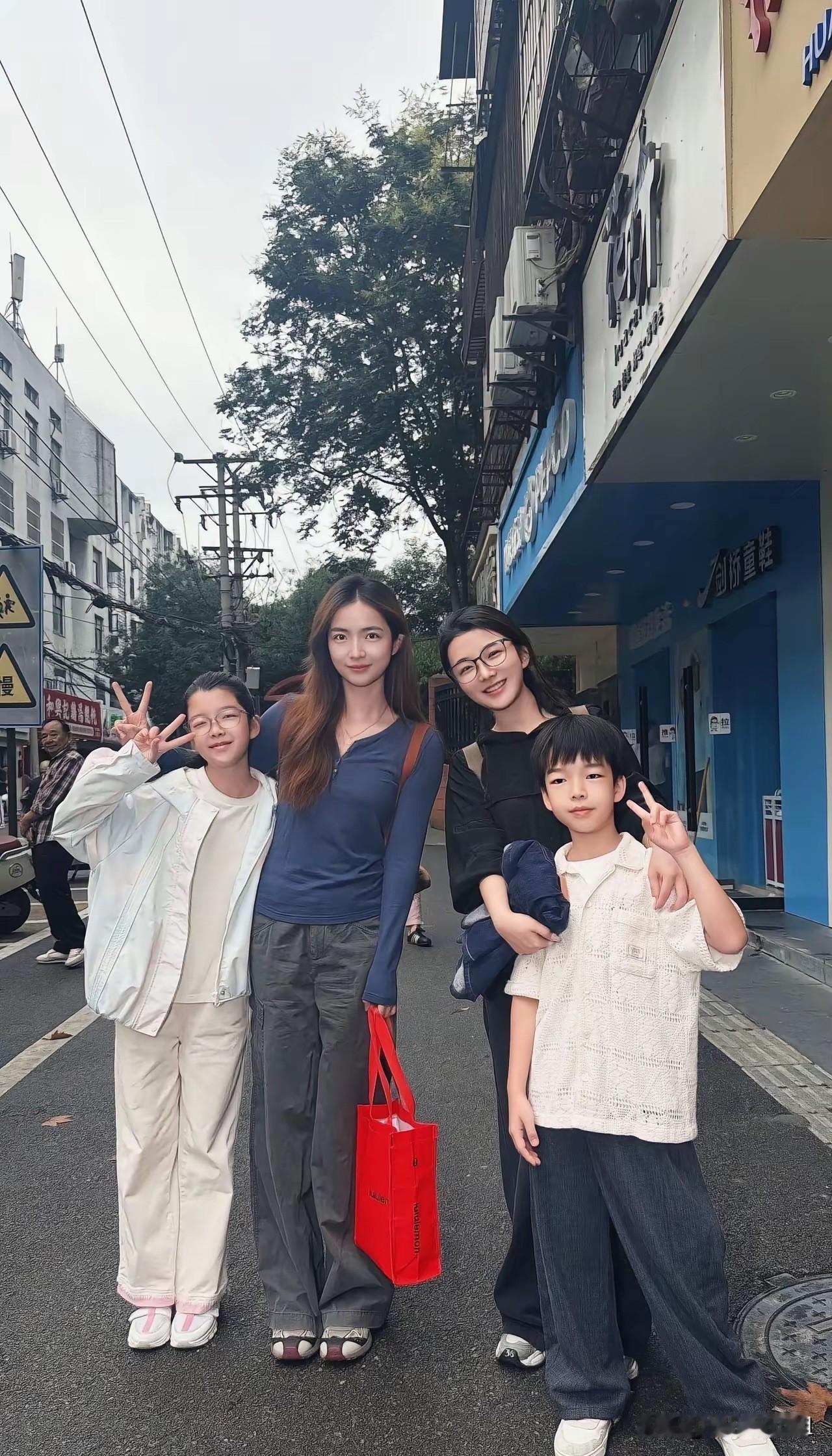 那么漂亮的女生，可惜一直火不起来！