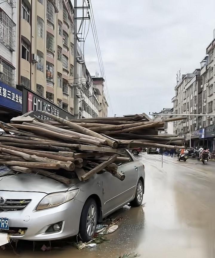 怀集终于传来好消息，部分区域退水了！道路可以通行了，到处是洪水卷来的杂物，淤泥