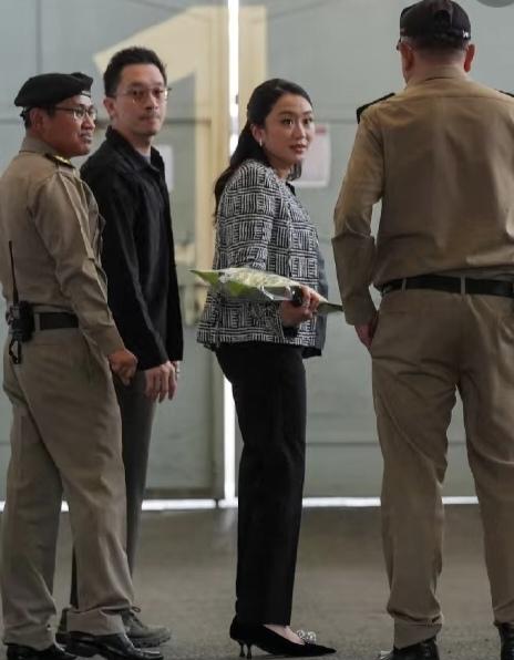 她依然是孝顺女儿，她依然笑容灿灿！佩通坦于11月24日携姐姐萍通塔、姐夫去曼谷中