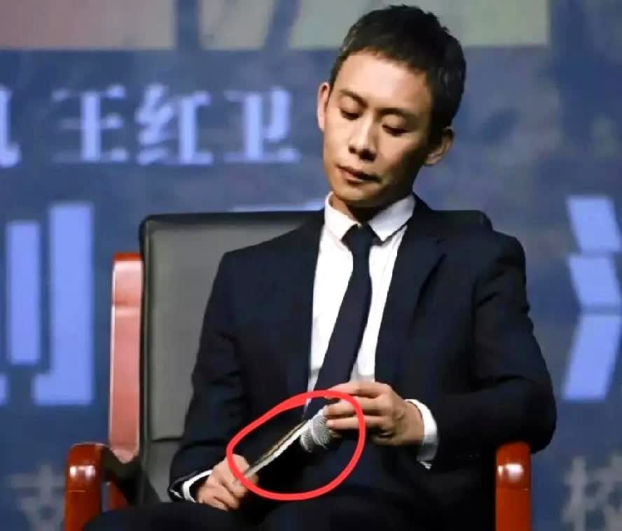 破案了，终于知道，为什么张译刚拿完影帝就决定息影了！不是因为拍戏累了，也