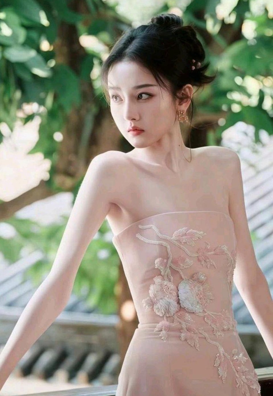宋祖儿这身粉纱造型简直是人间富贵花本花，清透灵动的眼神搭配精致珠宝，把优雅与仙气