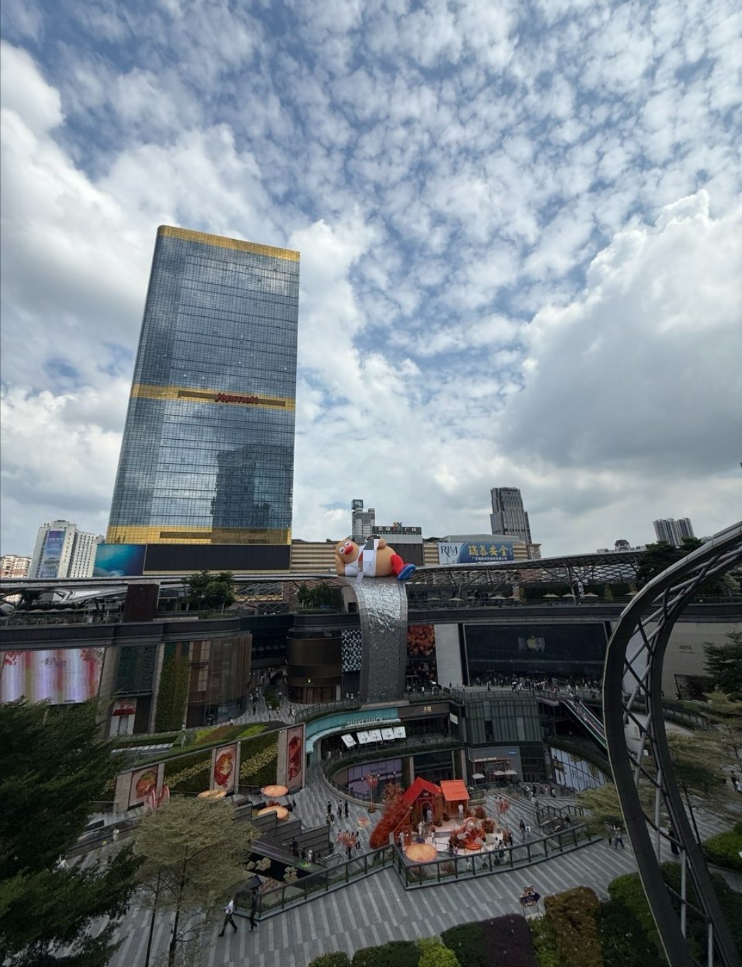 在一只鸭子身上看到了入乡随俗这只“叹啡鸭”一亮相就赢了！别的城市鸭子还在湖里划