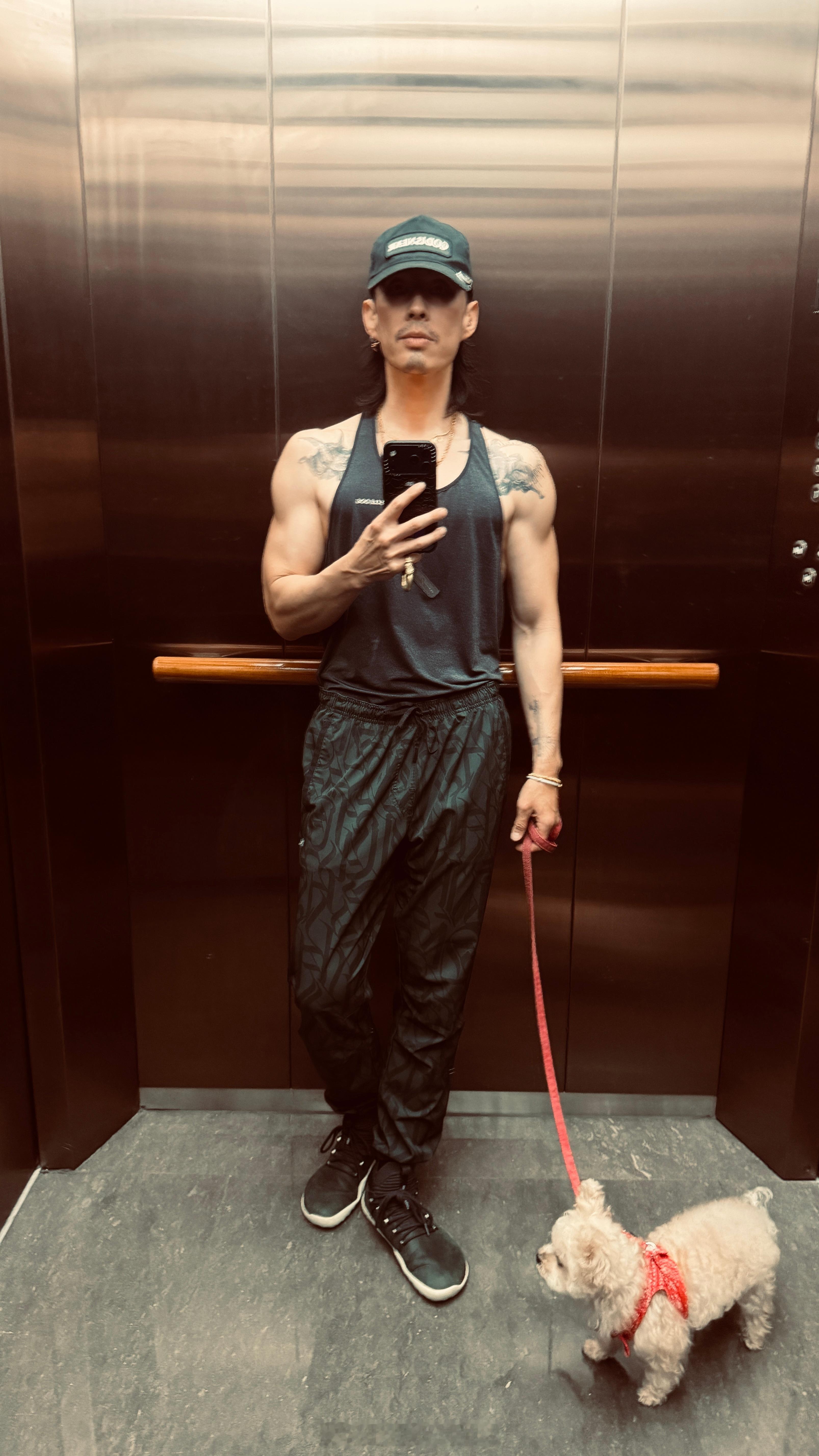 吴建豪暴瘦吴建豪晒了新自拍，网友都在问怎么突然瘦了这么多，脸颊上的肉都有些向里