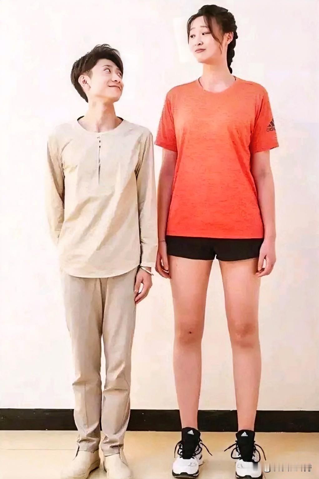 张一山和她还是挺“搭”的，她比关晓彤高，而且颜值不输女明星！这俩人站一块好多