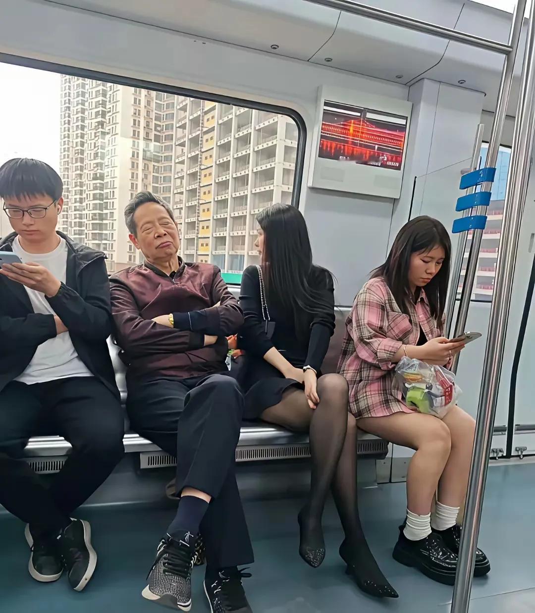 都说自古男人难过美人关可地铁里的美女出现，打扮得这么多妖娆妩媚坐在旁边的