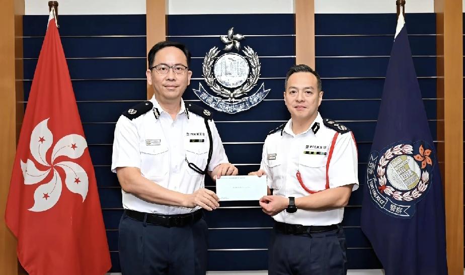 这是香港警务处长周一鸣给辅警总监梁世光颁发委任状！在香港警察系统里面，警务处