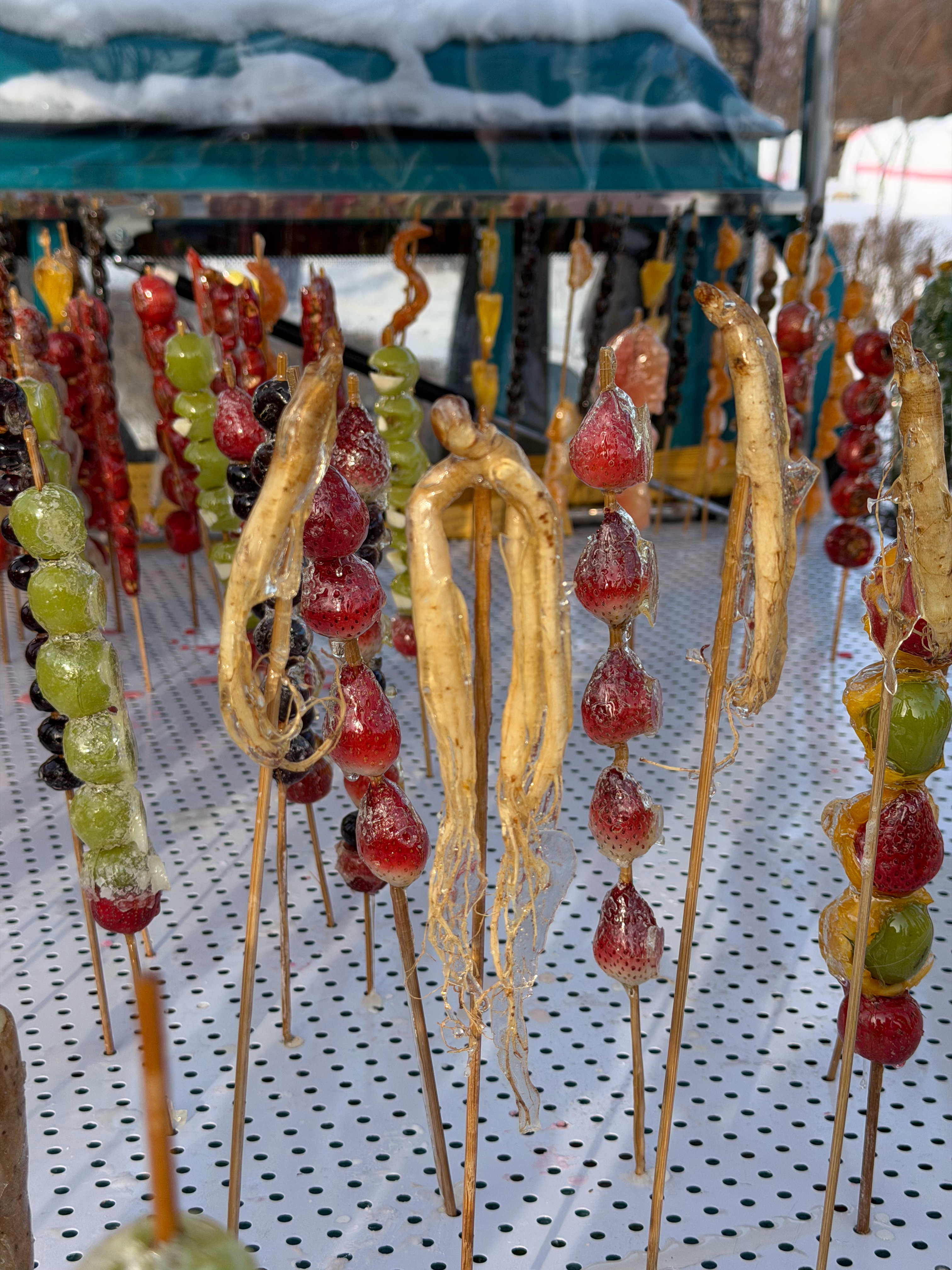 冰糖人参、冰糖青椒、冰糖黄瓜、冰糖辣条、冰糖小米辣……在东北这个地界，万物皆可做