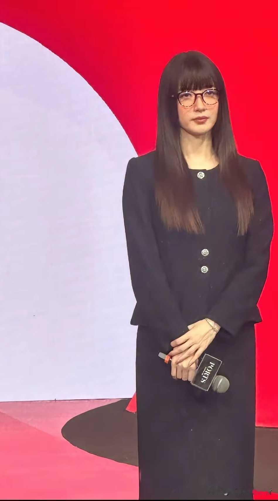 江疏影这黑丝，黑框眼镜，黑裙子也太不适合她了，根本认不出来了。第一眼还以为哪个