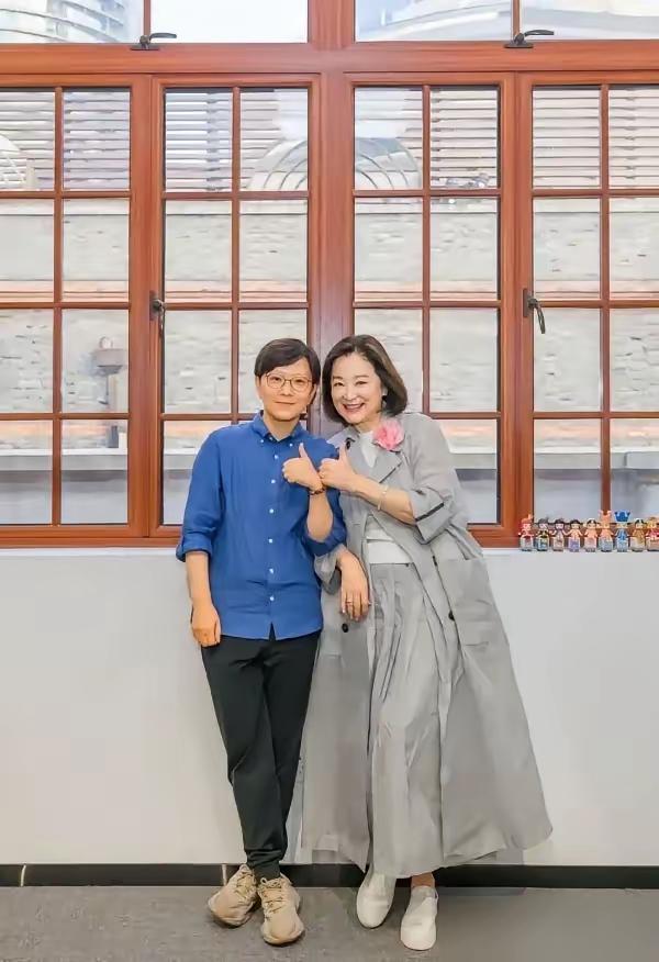 70岁林青霞完美的诠释了什么是优雅老去，优雅老去的代言人就是林青霞。照片中林青霞