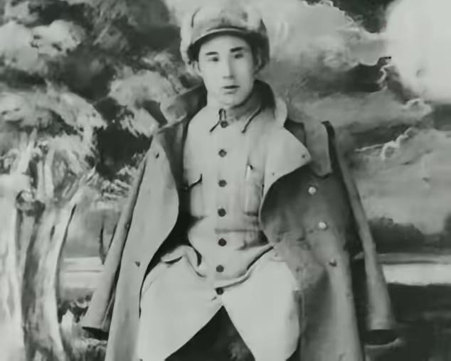 标题：1949黎明前的悲歌！老红军赴任遭300土匪伏击，夫妻双亡，3岁幼子失踪