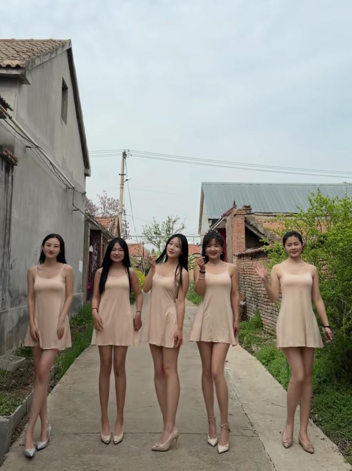 放假回来，我们村几个姑娘合影！