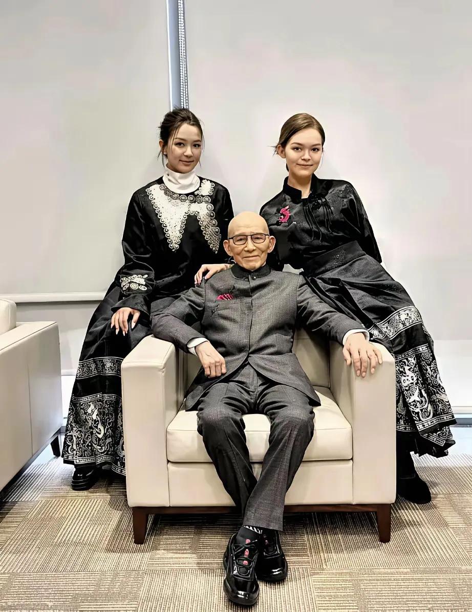 游本昌长了一张慈悲为怀的脸，少林寺方丈就应该长成这样！这个人给人的第一印象就是大