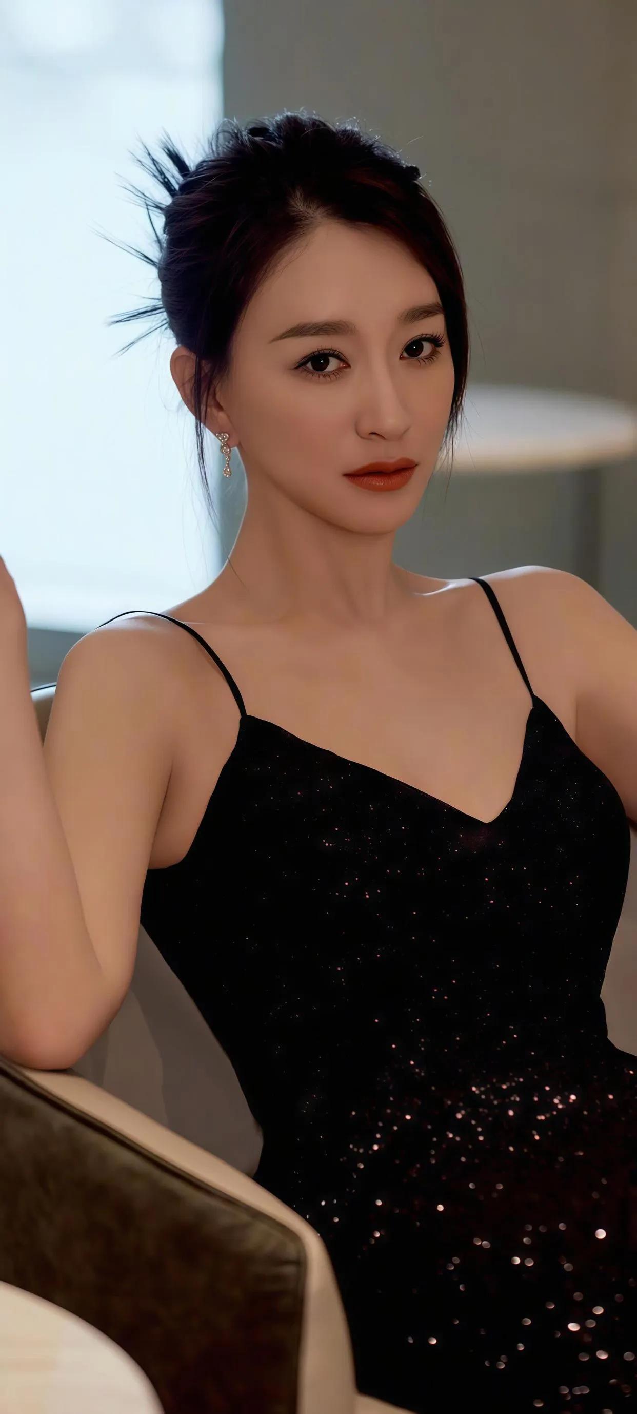李小冉，黑裙天花板！一袭黑礼服，优雅大气，清冷又迷人。简单配色，穿出满满的高