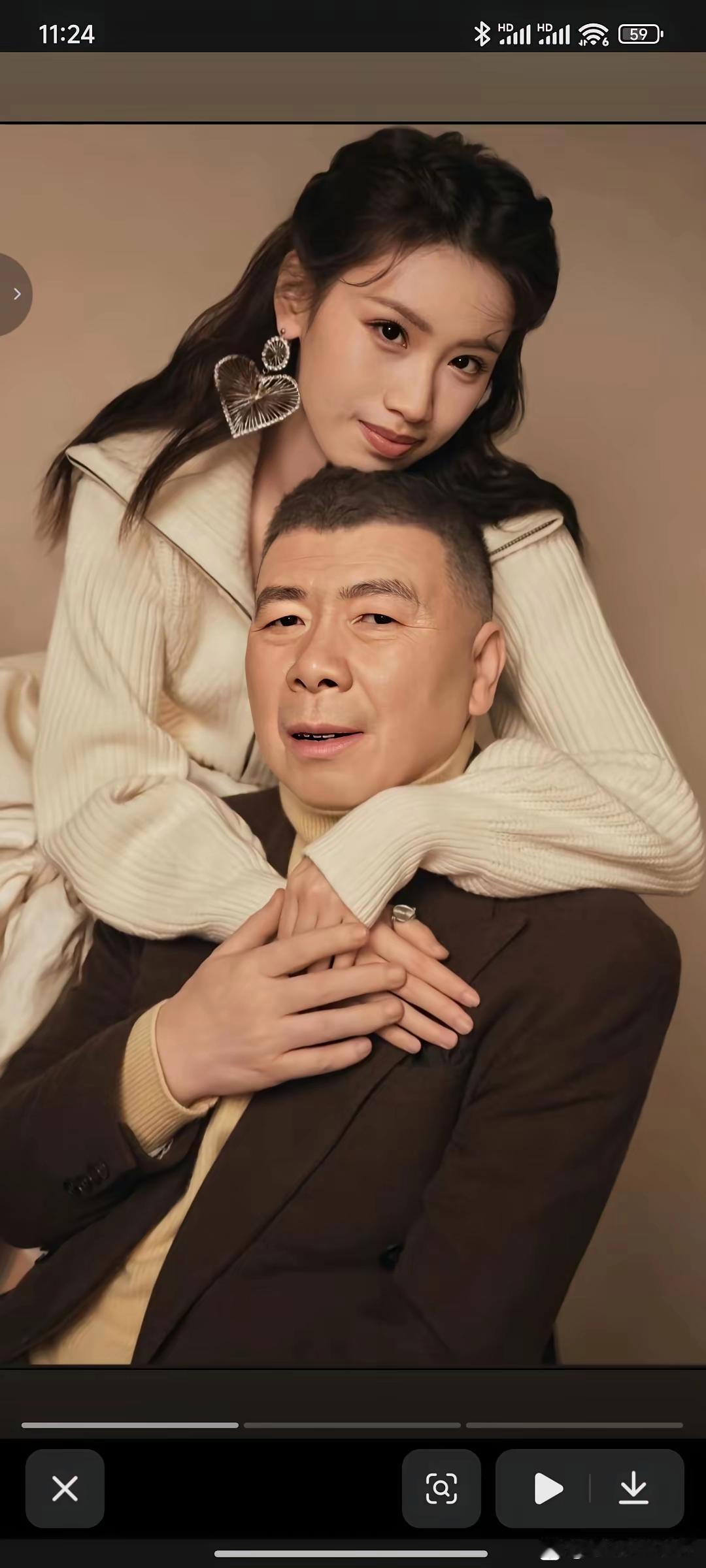 徐朵：这照片拍得真像。冯小刚：哪像了？徐朵：眉眼都像你。冯小刚：瞎说，明明
