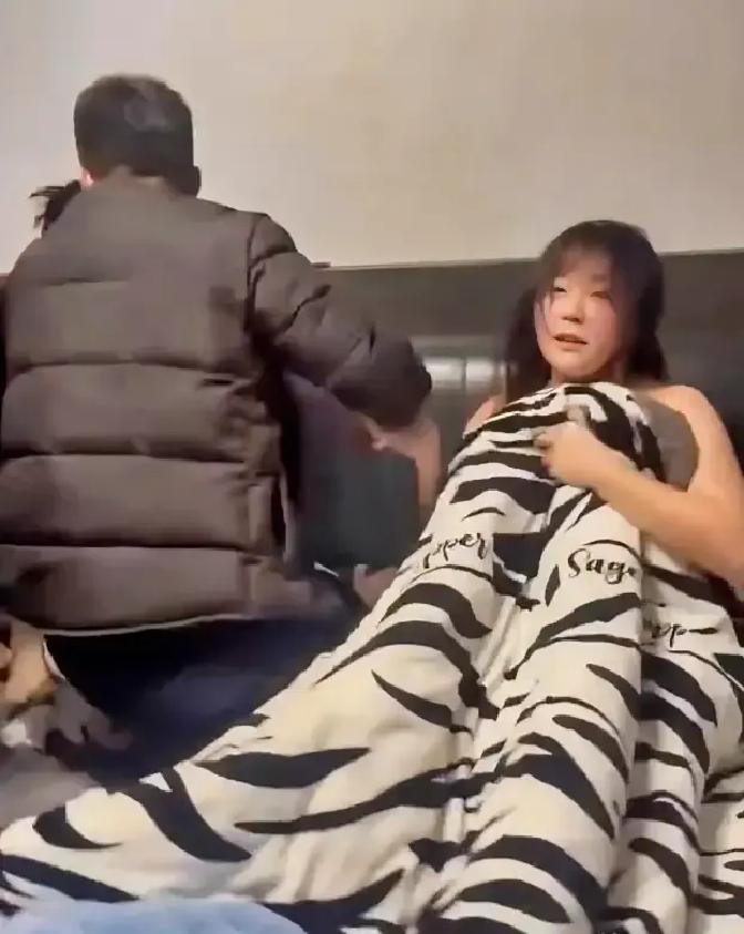 一少妇出轨，丈夫在无奈之下选择了原谅。可当丈夫问起她的出轨对象时，少妇却支支吾吾的说不出来个一二三。