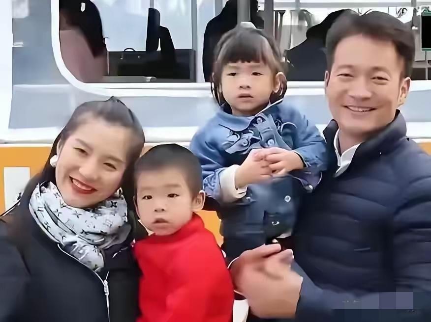 喻恩泰这事反转了他老婆多次婚内出轨怀孕的时候就和老情人聊，生了孩子之后，更过