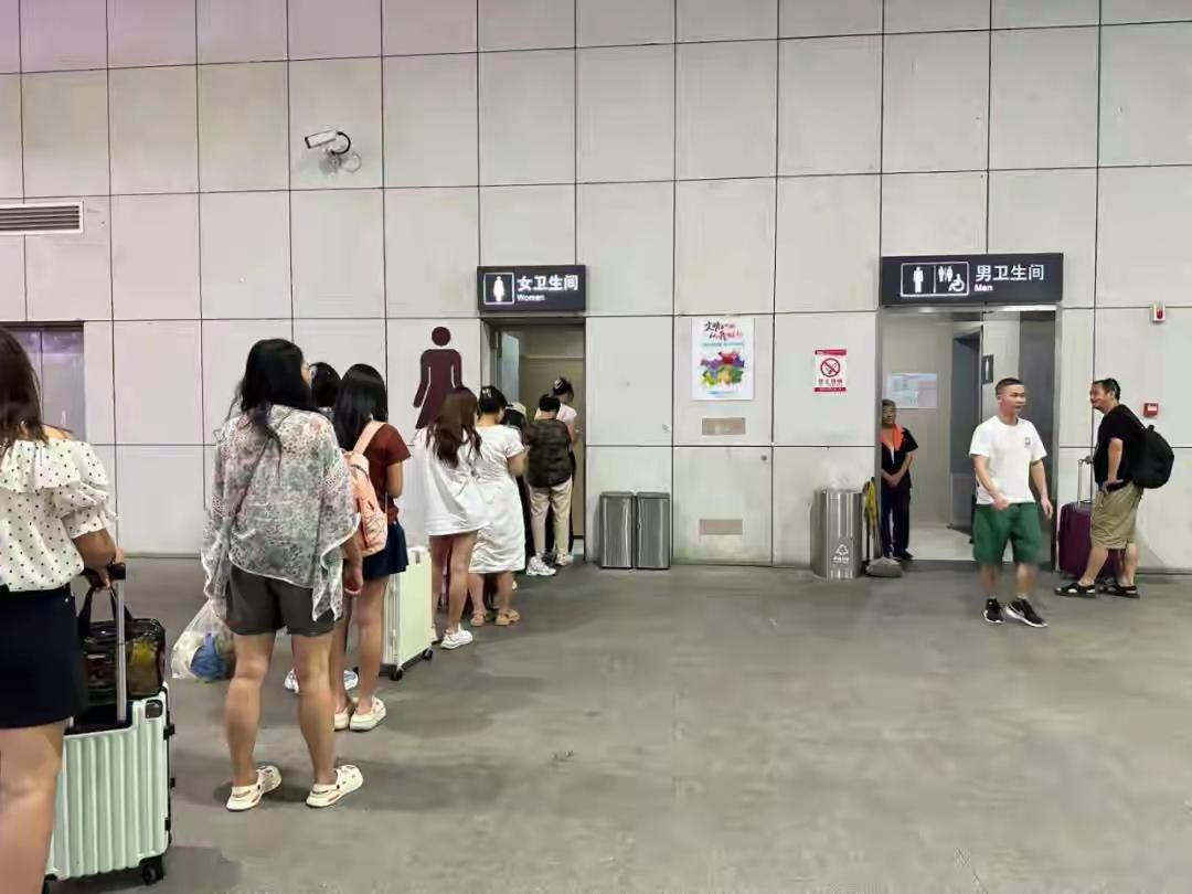五一那天，我在晋祠看到一幕：一位抱着孩子的妈妈在女厕门口急得直跺脚，旁边一位大爷