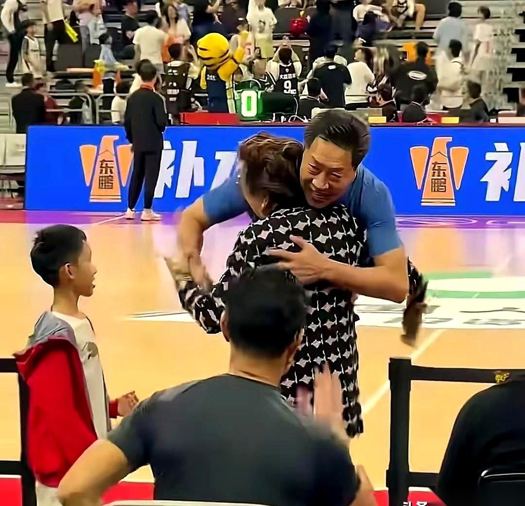 讲讲李春江。大家都盯着他那八年七冠的戒指，却很少有人知道，哪怕他离开广东宏远帅位