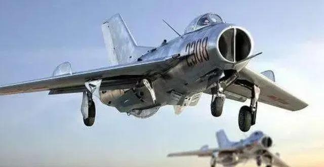 1979年，索马里人提着半箱美元来买中国战机，24架歼-6刚飞进他们的机场，剩下