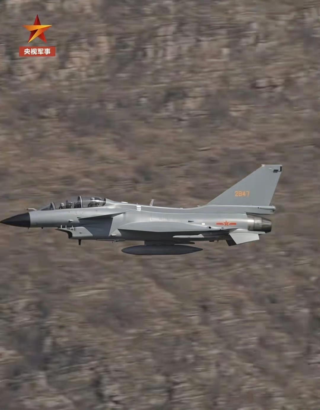 太帅了，这样的镜头不多见！！！歼10S新飞行员钻山沟​​​
