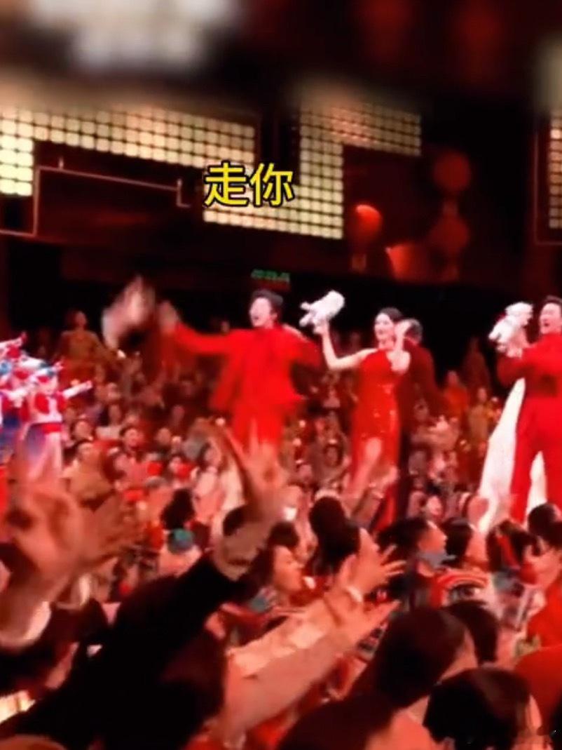 刘宇宁玩嗨了直接把玩偶扔到天花板，这臂力也是没谁了！妥妥的沉浸式过年