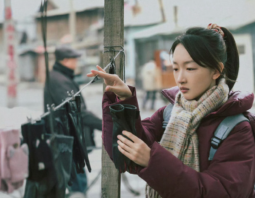 第一次入围，第二次已经是评委了，周冬雨没有辜负自己的努力，她真的很厉害