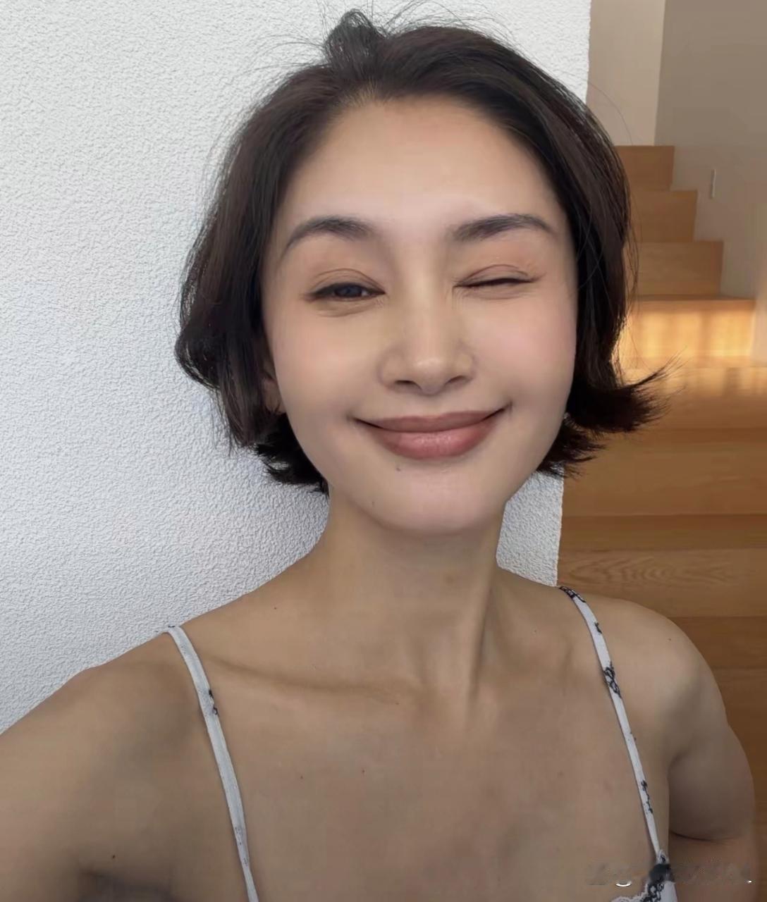 王子文晒照，年龄感上来了​​​