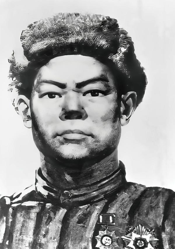 1958年，志愿军撤军前夕，黄继光的弟弟私自离队被抓回，连长问他为什么离队，他说