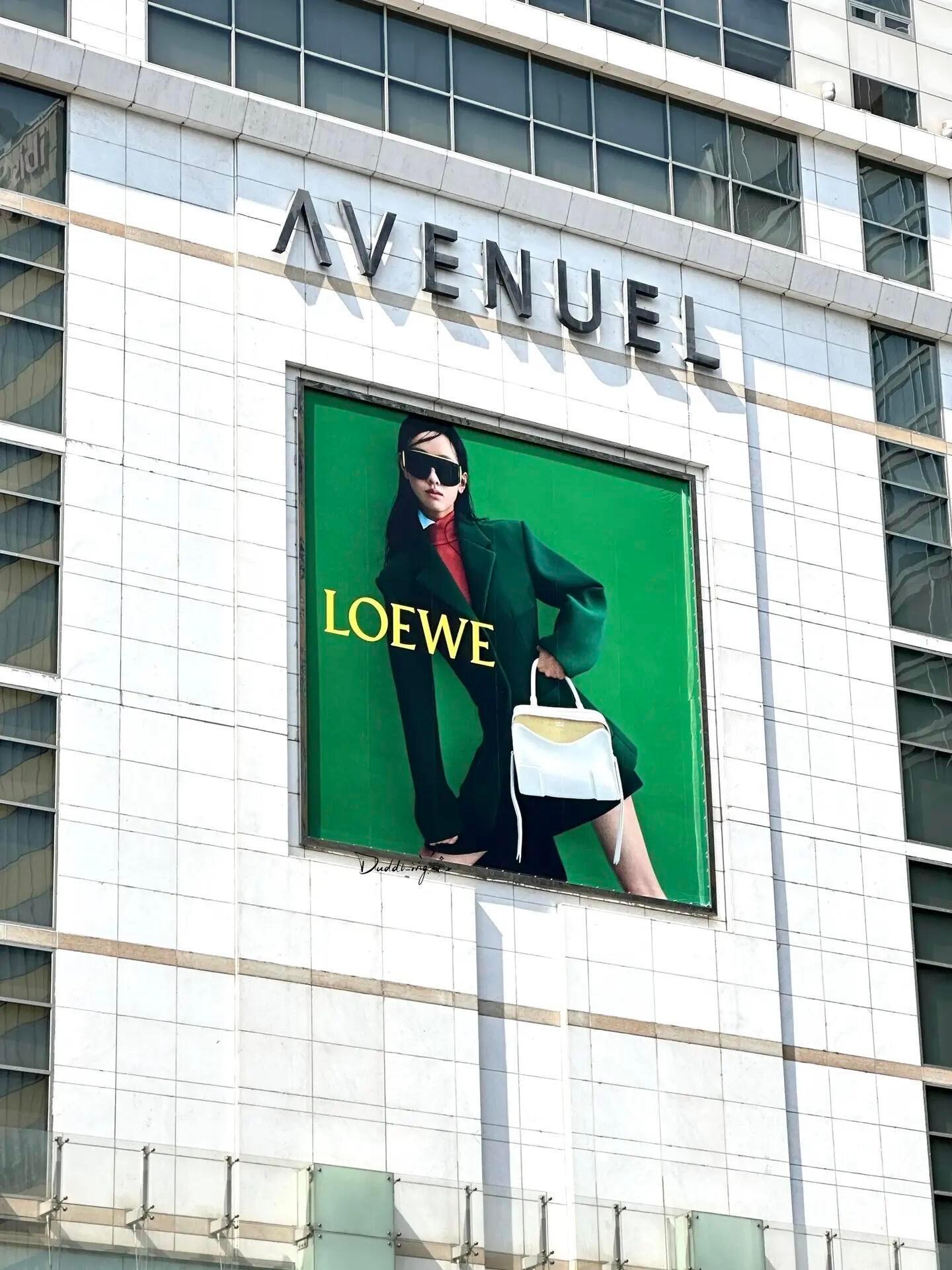 零跑为陈都灵铺的大地广来了，而且隔壁就是罗意威的大屏（韩国泰国也铺了地广），两大