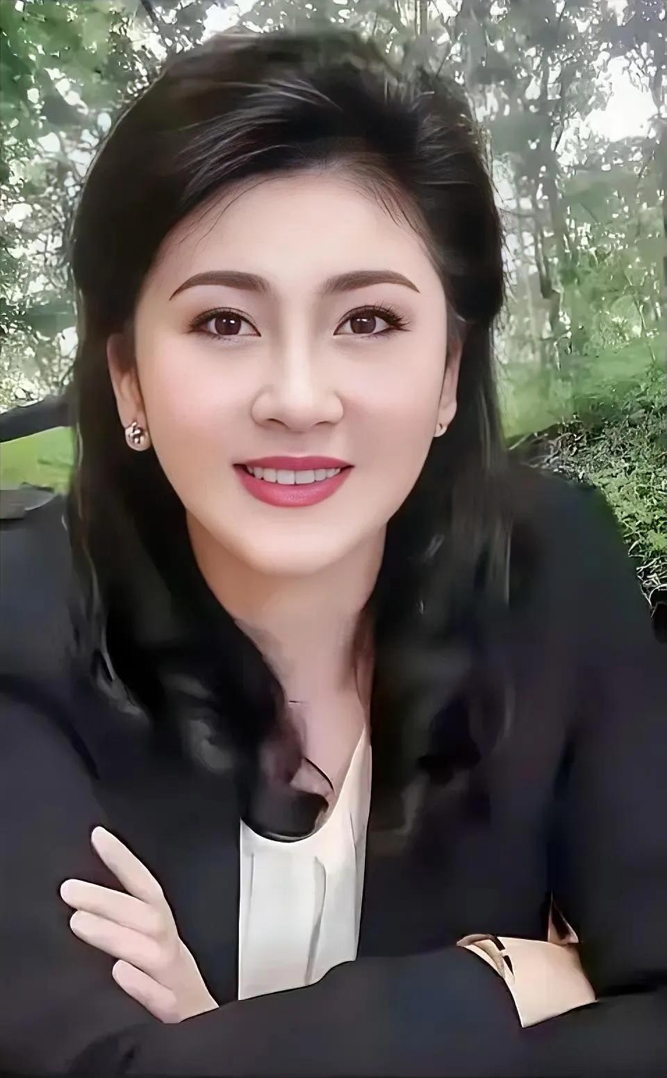 泰国现任教育部长娜丽蒙·品颂信瓦那，长得特像年轻时候的英拉，这颜值当属全世界最漂