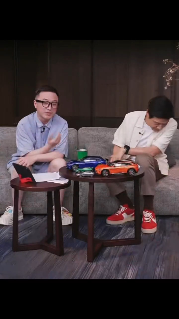 雷军很喜欢自己这个红鞋，直播时一直低头看。​​​