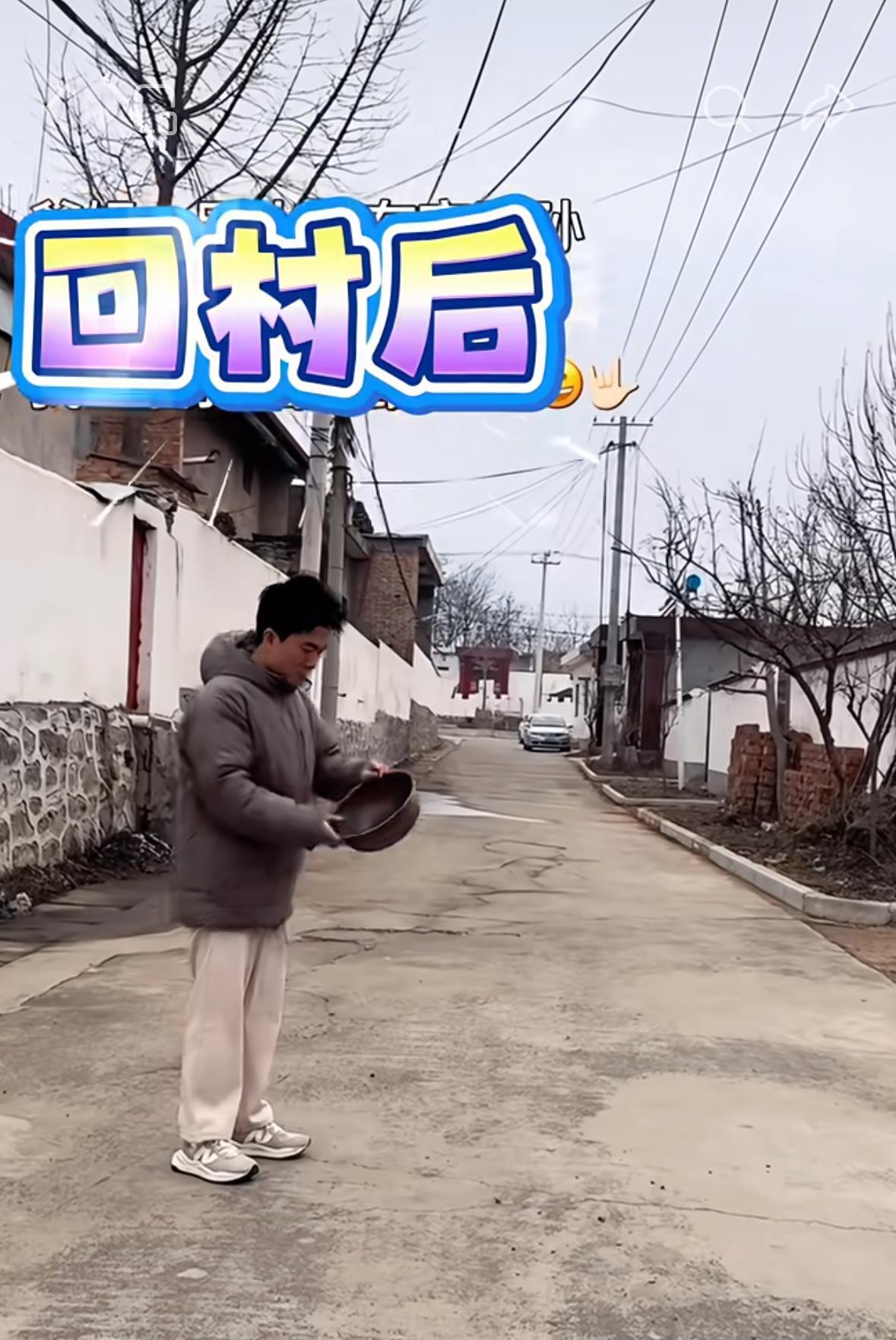 董宇辉回乡吃碗面没人拍，朱之文回家被踹门直播。董宇辉把车停村口，拎着两箱苹果走