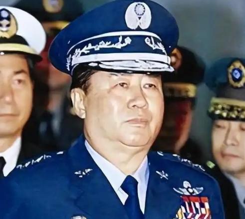 台湾首任军事大学校长，退役上将夏瀛洲说：当年佩洛西窜台，解放军趁势突破了海峡中线