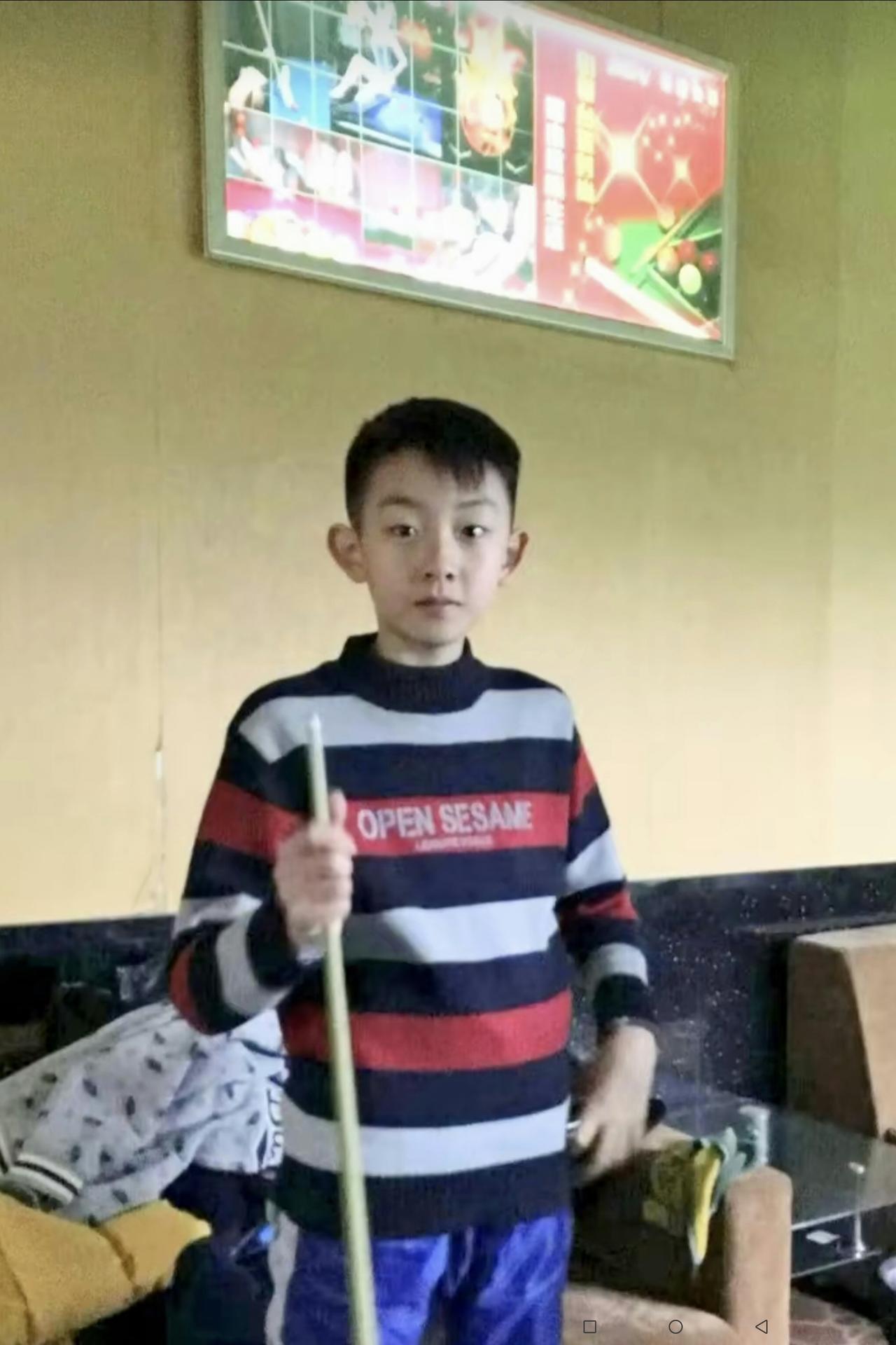 少年时的吴宜泽是一名微胖的小帅哥，而到了青年时吴宜泽则变的越来越消瘦了，这估