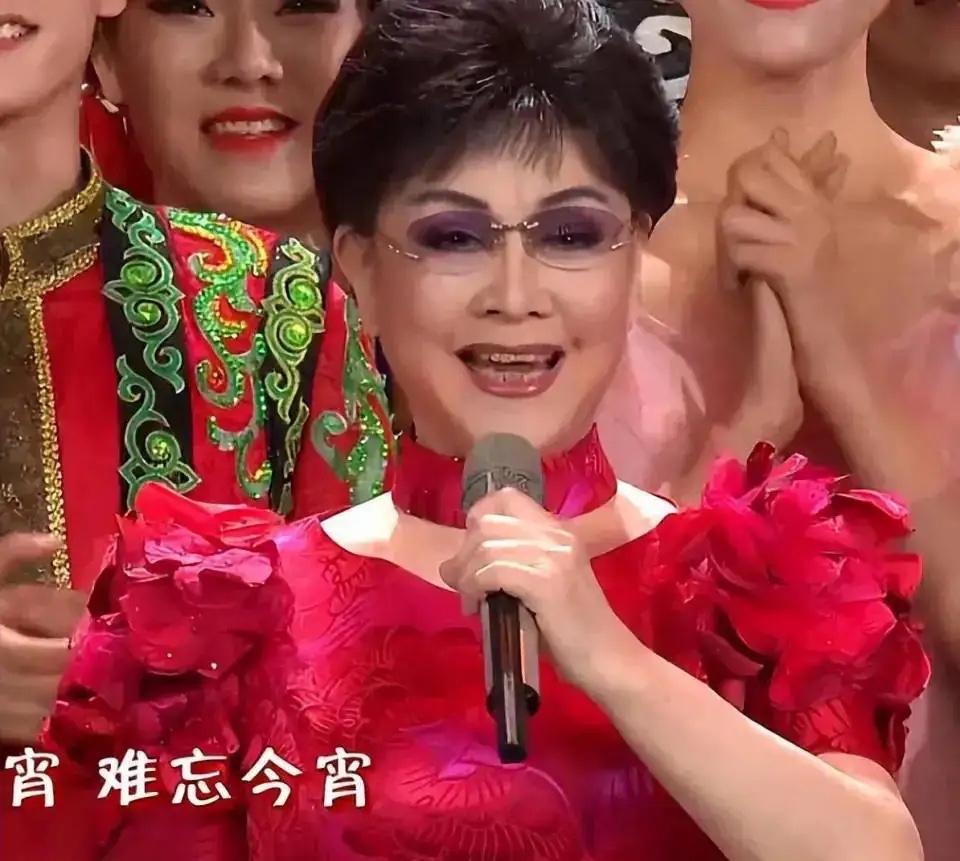 看哭了！ 春晚招牌遗憾缺席： 2月7日媒体人爆料，著名歌唱家李谷一当众表