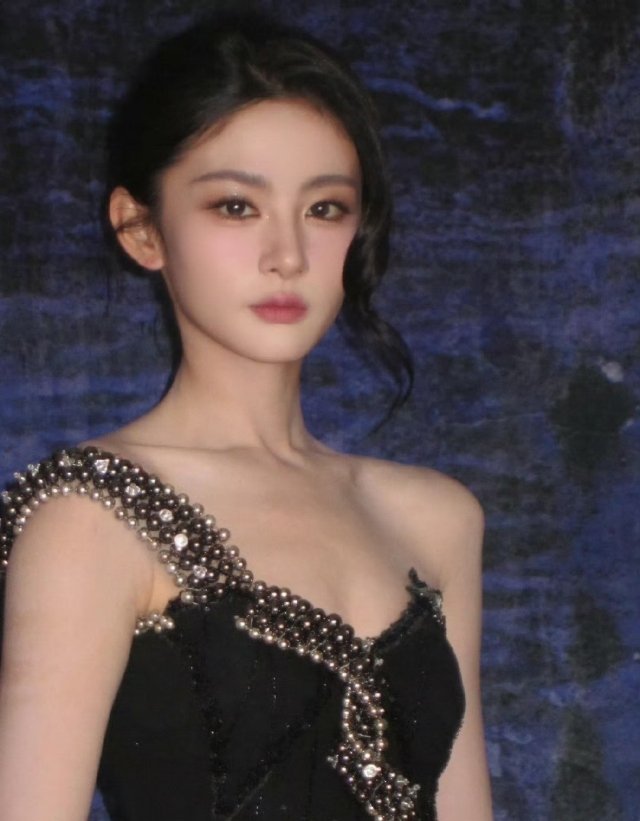 赵晴变化好大，但其实细看五官没有什么变化，只是瘦到很极端的数字，以及颧骨消失（可