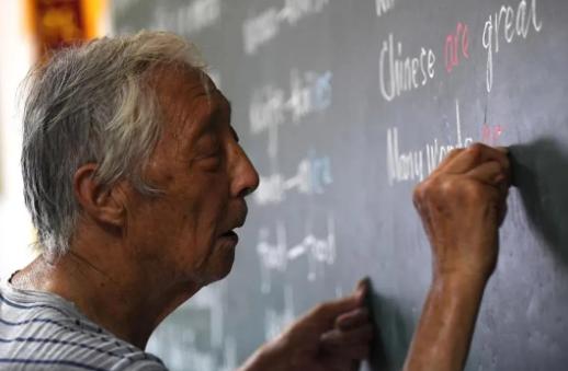 1990年，62岁教师接到退休通知，刚把教学工具上交，就扑通一下，趴在办公桌上，
