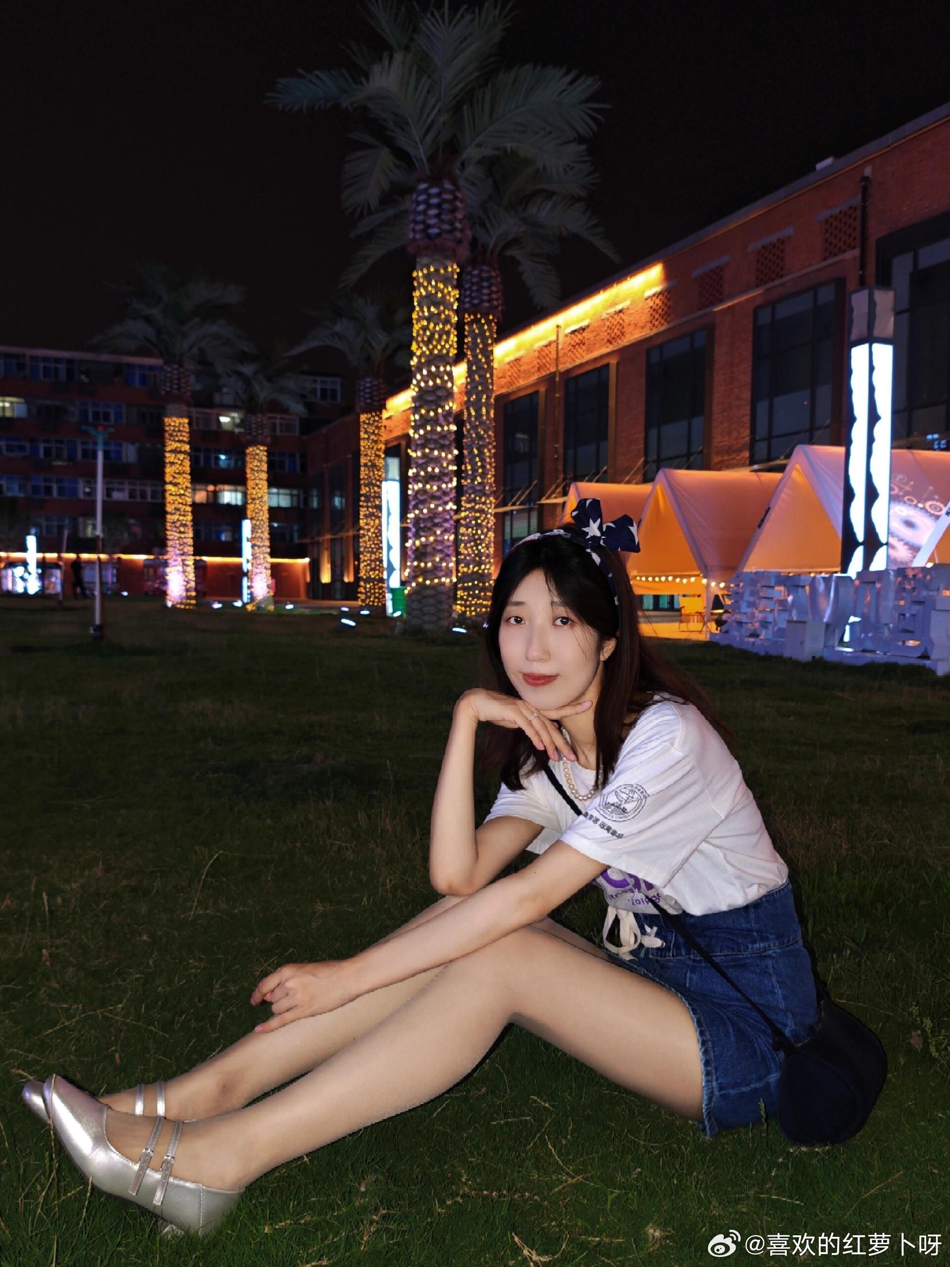 夜色下的灰色丝袜与银亮鞋子～​​​