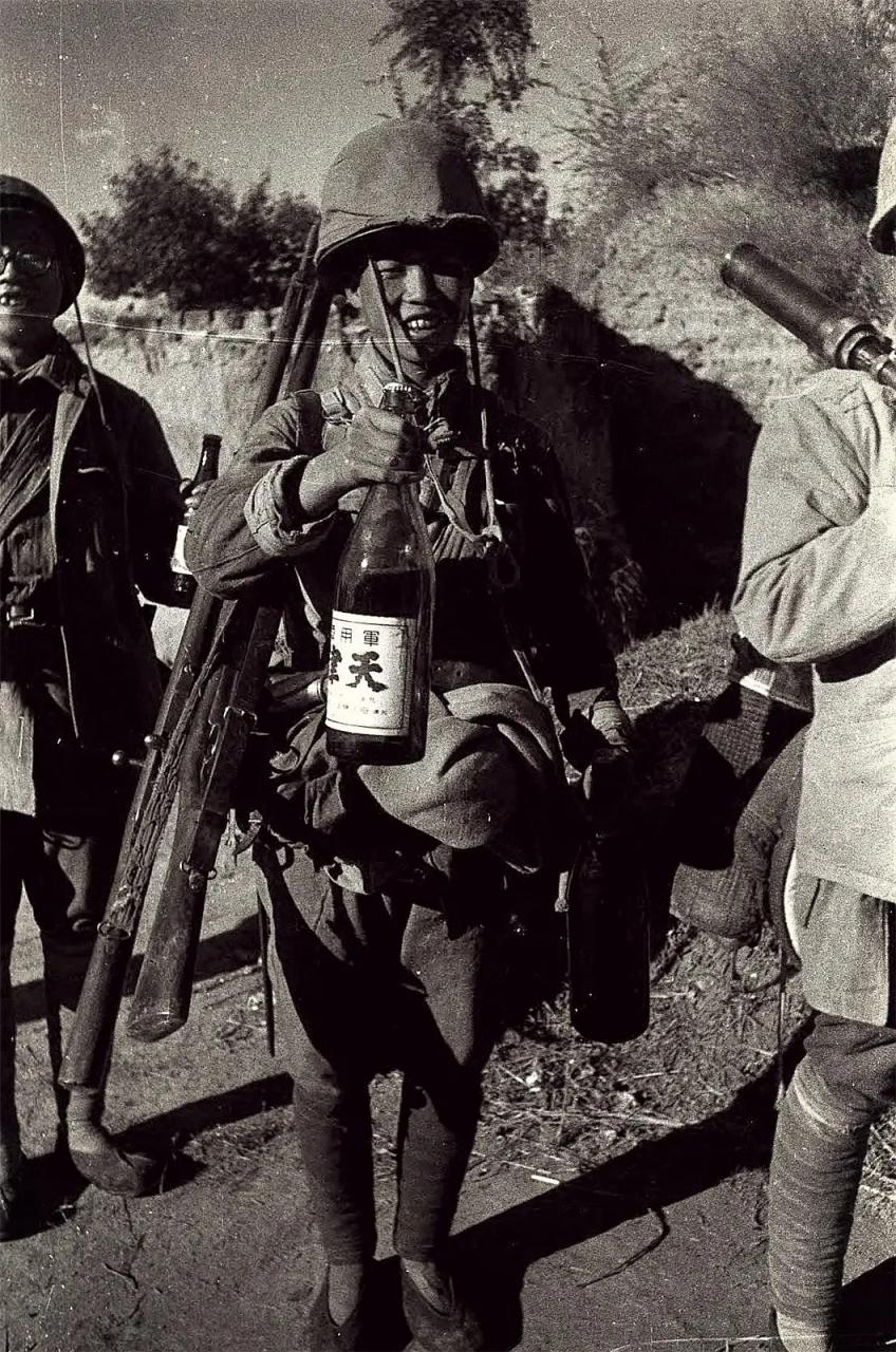 图中的士兵并非日本鬼子，而是我们的抗日战士。他们缴获鬼子的武器装备，全部用于自身