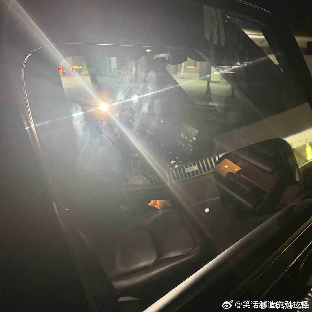哈哈哈哈哈这大手印子拍车玻璃时候留下了老多了拍不清楚（