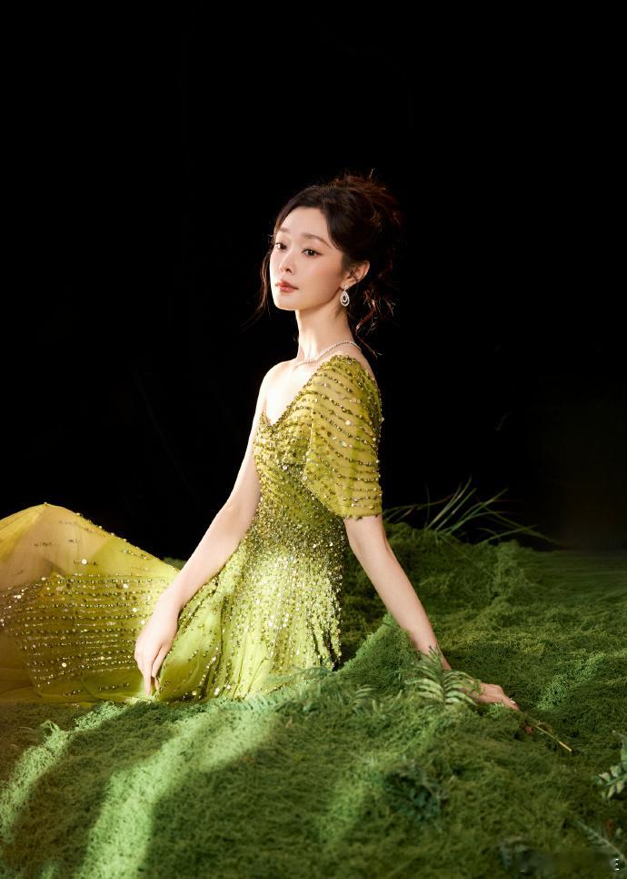宋轶宋轶身穿绿色单肩亮片纱裙亮相首届代言人影响力盛典，亮片的细腻和薄纱的轻盈完美