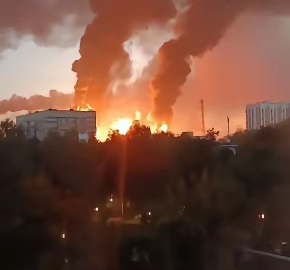 9月20日凌晨，莫斯科遭密集袭击，普京坐不住了：大批自杀式无人机躲过拦截！时间回到9月19日深夜，莫