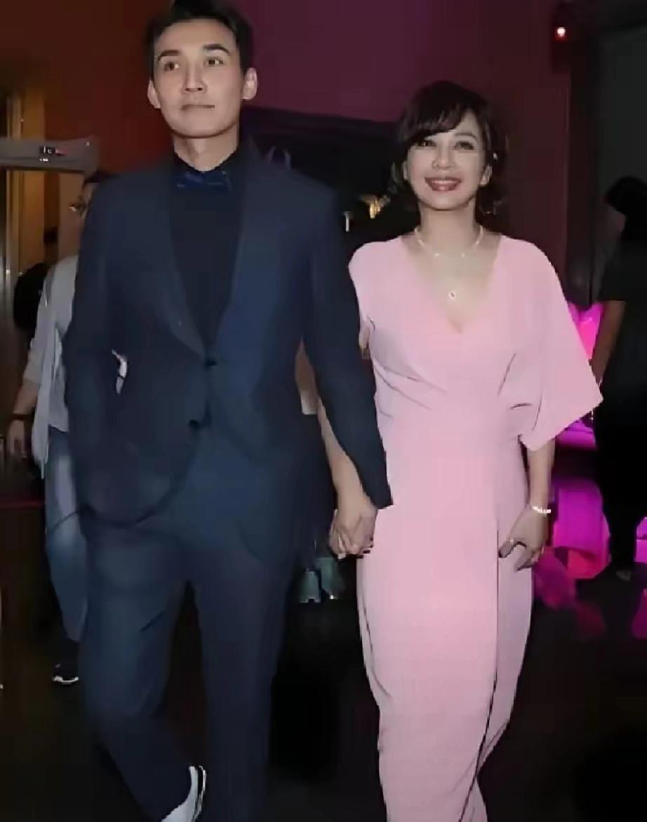 全网破防！张铎苦守16年，娶大8岁不能生育的陈松伶，才是顶级真爱